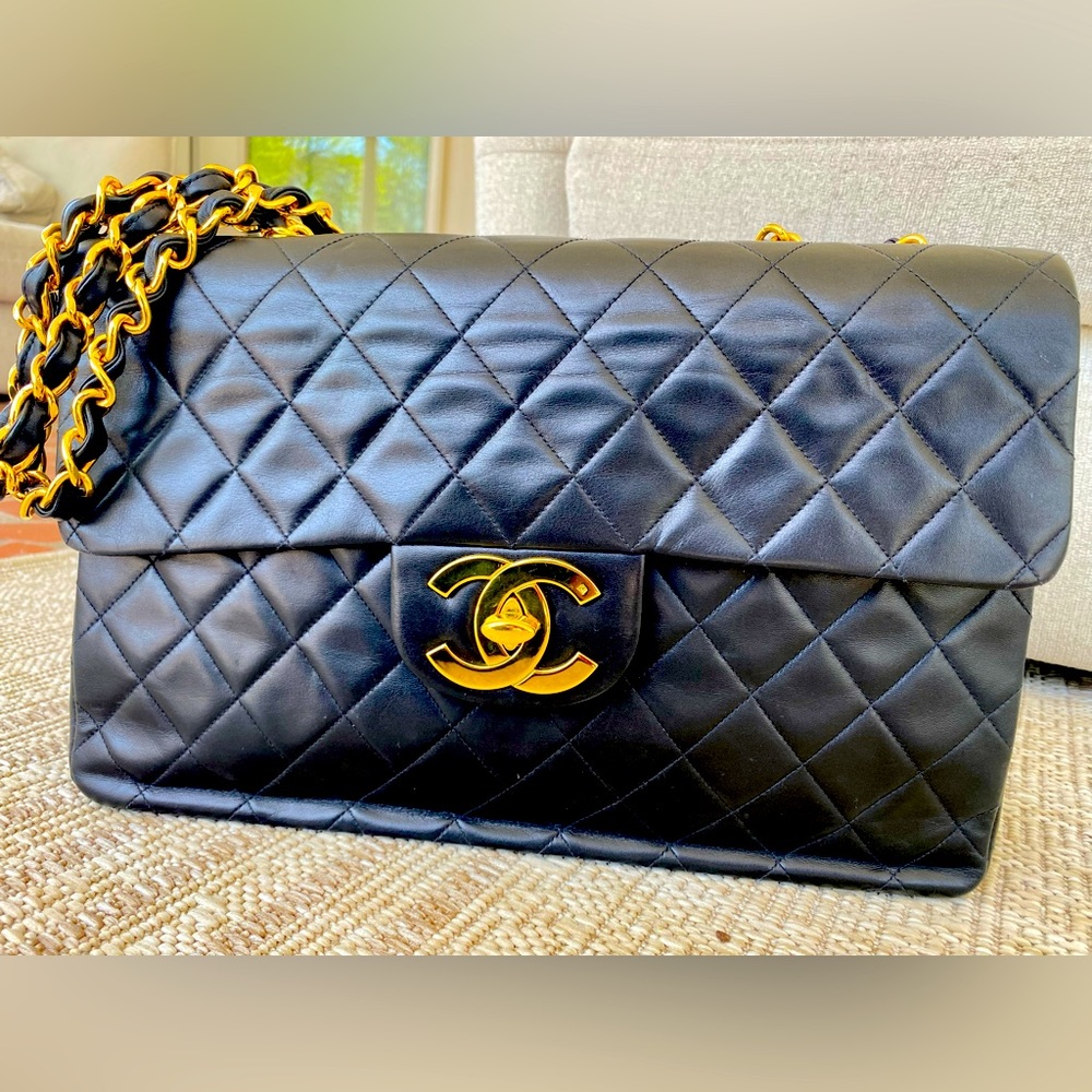 Chanel -Vintage Maxi Jumbo Black Quilted Lambskin Single Flap Gold Hardware